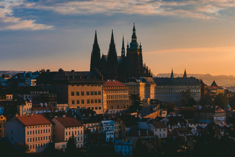 布拉格全景上午。欧洲城市日出。巴洛克式和哥特式建筑剪影