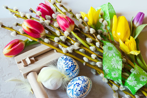 传统捷克复活节装饰-区域木制棘轮文书与画蓝色的蛋，猫咪和郁金香花。春天的复活节放假安排