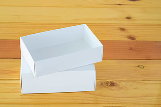 空白色礼盒为模拟了与副本空间木制的桌子上
