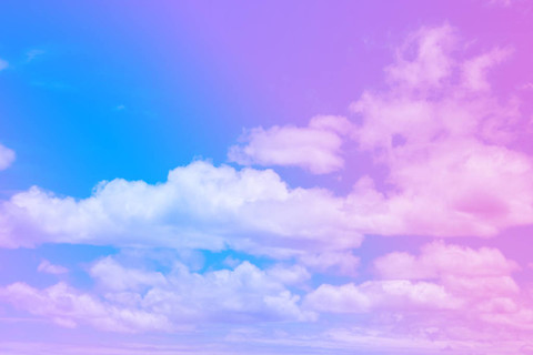 柔和的彩色云彩和天空与太阳光, 柔和多云以梯度柔和的颜色背景