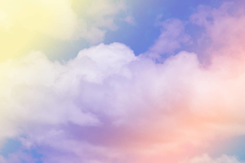 柔和的彩色云彩和天空与太阳光, 柔和多云以梯度柔和的颜色背景