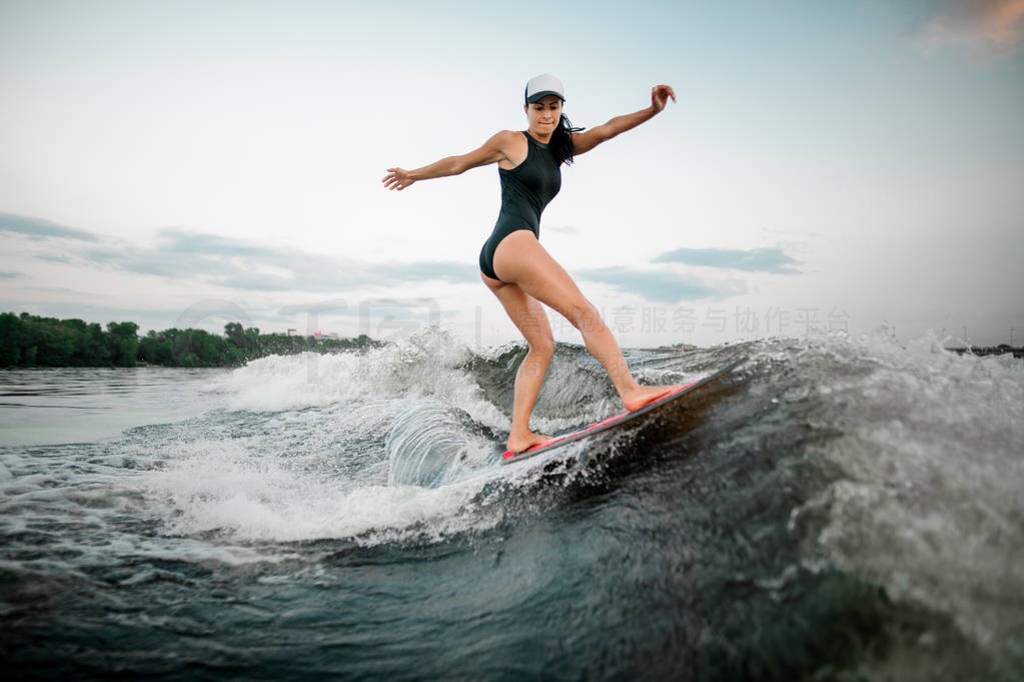 ͼĻԾĺڷŮ wakesurf ϵĦͧı