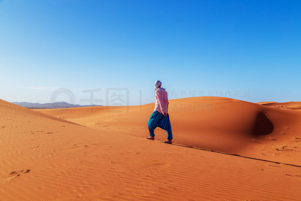 Lonely man in the Sahara desert