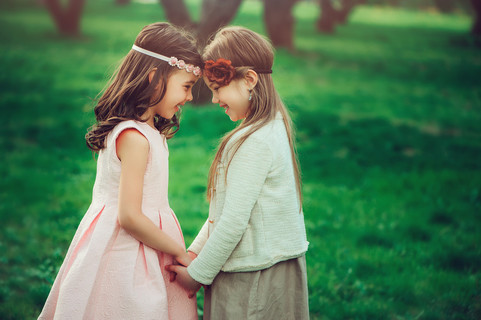 两个快乐的孩子女孩一起玩耍时在夏天, 户外活动, 友情观