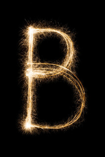 在黑色背景上的烟火字母表中的字母的英文字母 b