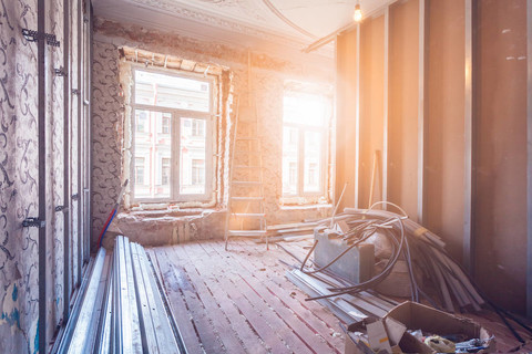 为石膏板安装 pvc 门窗和金属框架的工作过程在公寓房内的建筑、改建、翻新、扩建、修复和重建中的施工工具