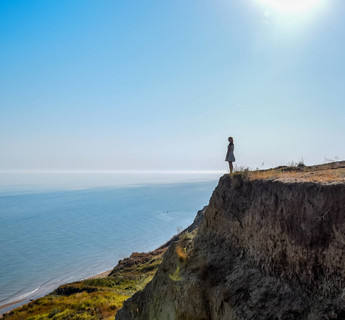 一个人站在悬崖头像图片