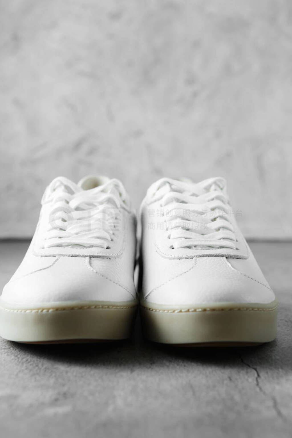 White plimsolls made of tumbled leather, matching laces, fabric