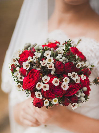 美丽的婚礼花束,红玫瑰,鲜花,手里拿着一朵花