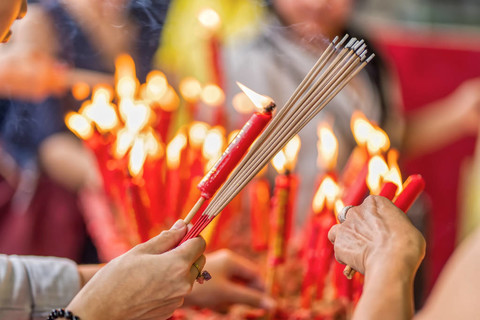佛教中的烧香和蜡烛崇拜