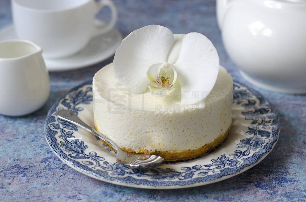 No baking cheesecake on a blue plate with orchid