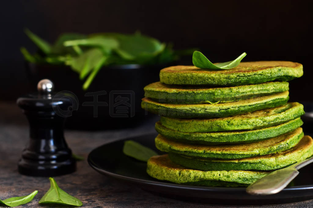 Green pancakes with spinach and cream sauce