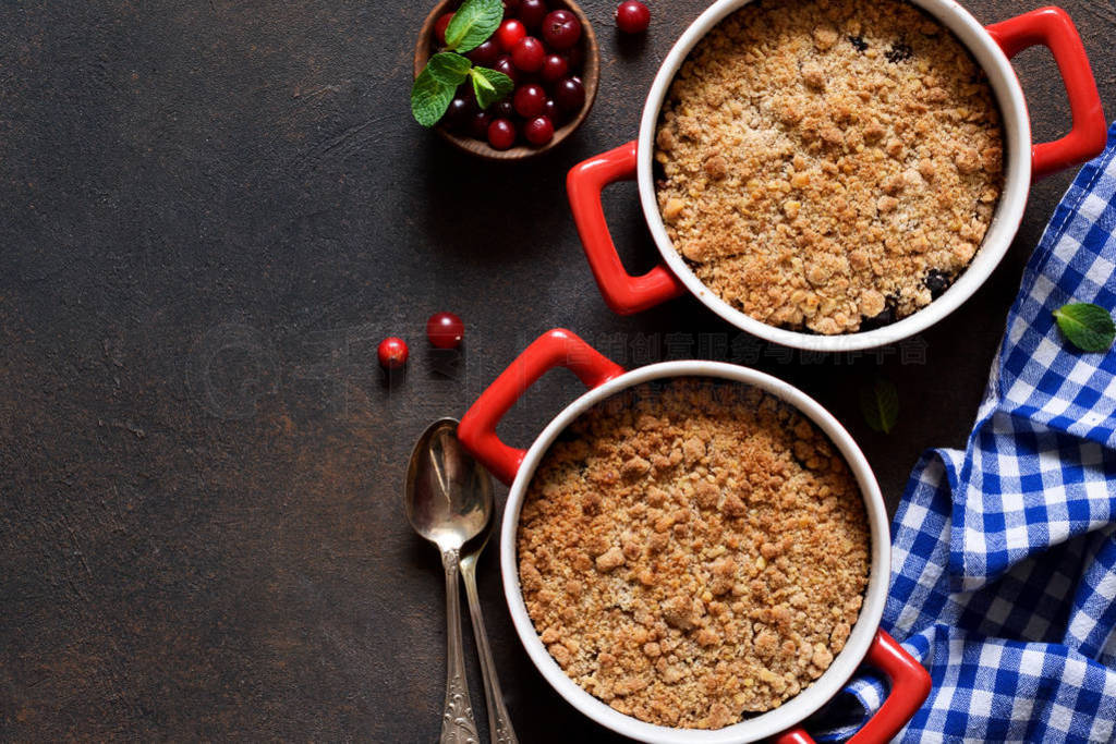 Crumble with cranberries and other berries, nuts