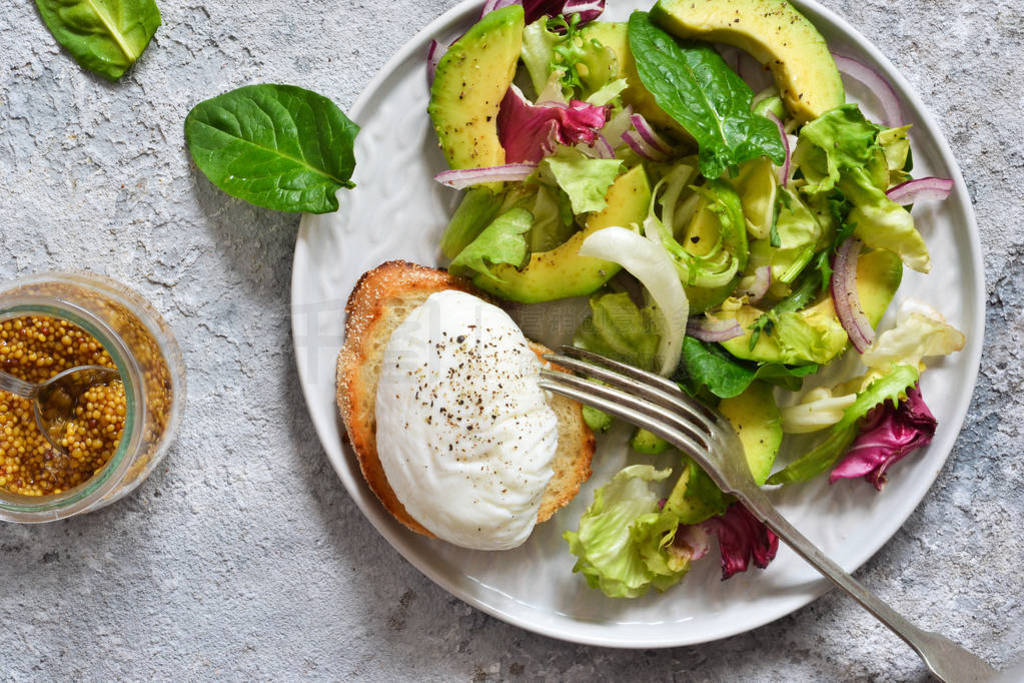 Fresh salad with spinach, avocado, egg plow and sauce