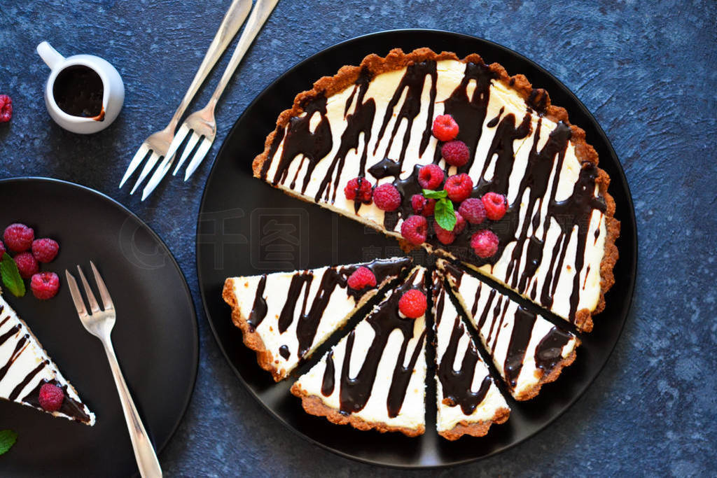 Homemade vanilla cheesecake with chocolate sauce and berries