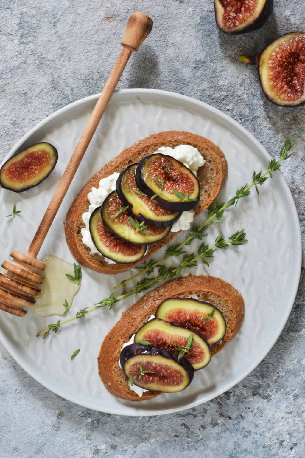 Toasts with ricotta, figs and honey for breakfast