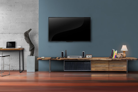 在客厅里的木桌暗蓝色墙带电视