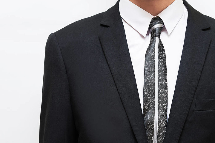 黑色西装配白衬衫和领带