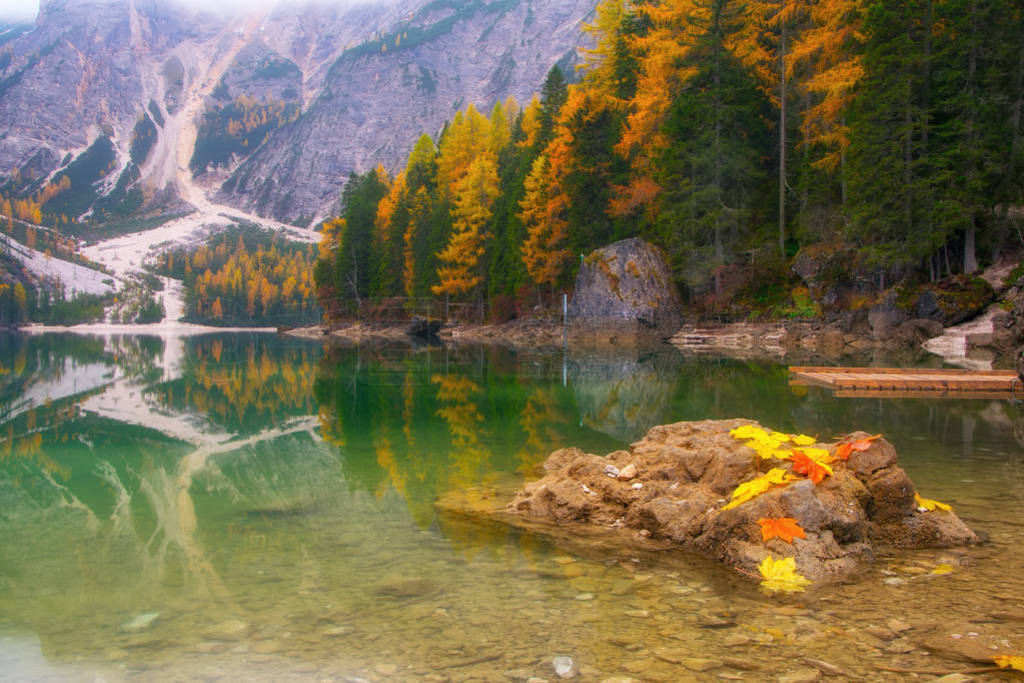 Braies ＾ (Braies-Pragsee) ɫͺɫҶǵʯͷǰĺˮͰɽɭڱ,