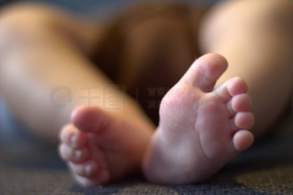 las manos y los pies del beb