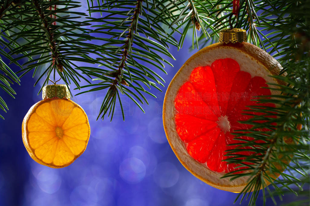 Christmas tree decorated with fruits of kiwi fruit grapefruit, o