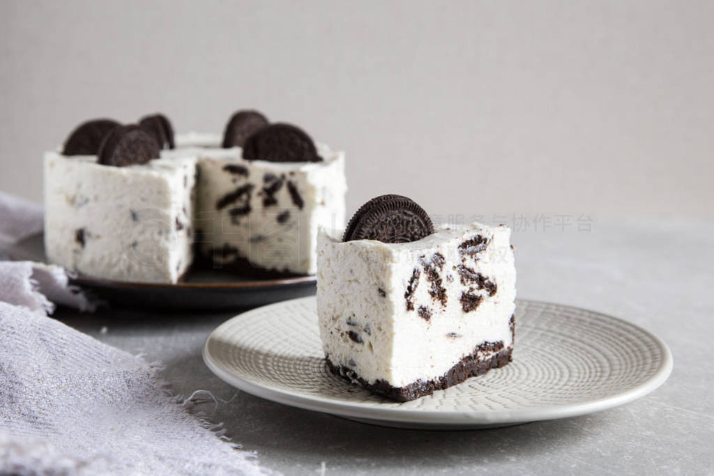 Creamy no bake cheesecake with chocolate cookies. oreo biscuit
