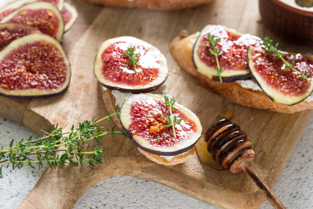 ciabatta or bruschetta with cottage cheese, figs and honey.