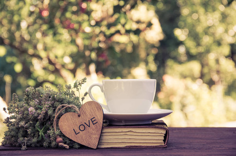 与百里香夏茶一杯。一杯茶和一摞书。浪漫的概念