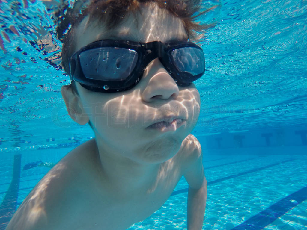 小男孩游泳在水下在水池里图片免费下载 5049907398 千图网pro