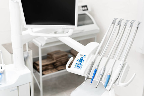 牙医诊所的口腔学仪器。牙科工作在诊所。手术, 更换牙齿。医学、健康、口腔科概念。牙医进行检查和总结的办公室
