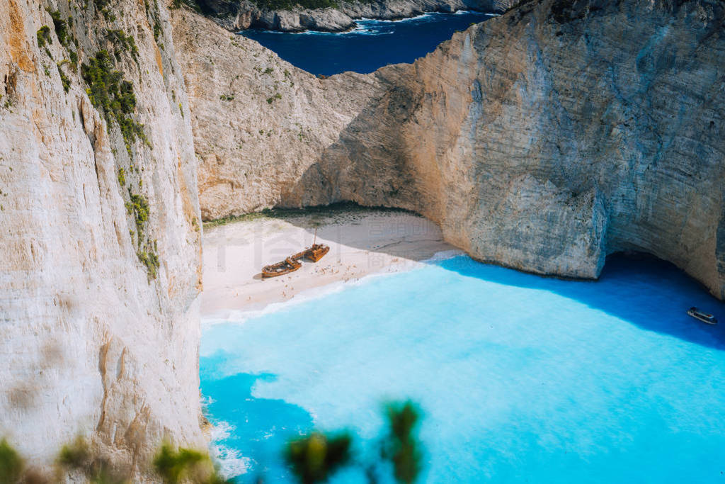 ĳ Navagio ̲ɫĺˮΧ˾޴İɫ¡ĵرλ˹, ϣFarme Ҷ֮