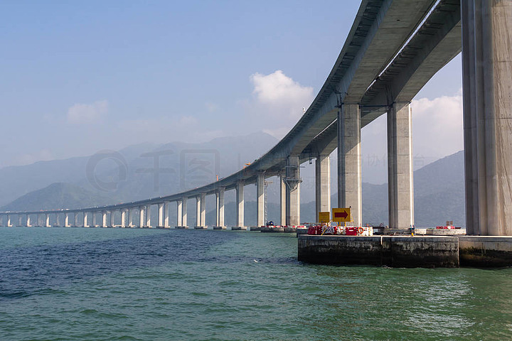 由橫跨伶仃洋通道的一系列橋樑和隧道連接香港,澳門和珠海, 中國紙