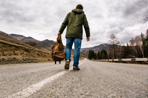 在手獨自一人走山路,揹包裡的男人