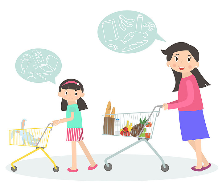 家人一起去购物妈妈和女儿与超市手推车和孩子一起购物