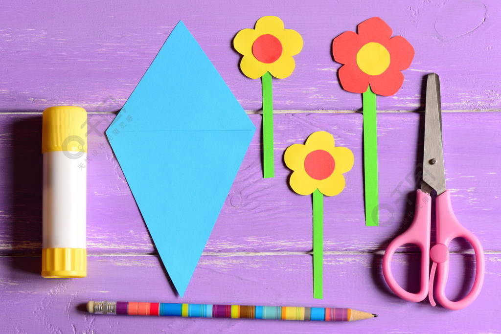 为母亲的一天或生日制作纸制工艺品。一步。纸质花，剪刀，胶水粘花模板，用铅笔在桌子上。在家中或在幼儿园为孩子艺术活动设置。顶视图