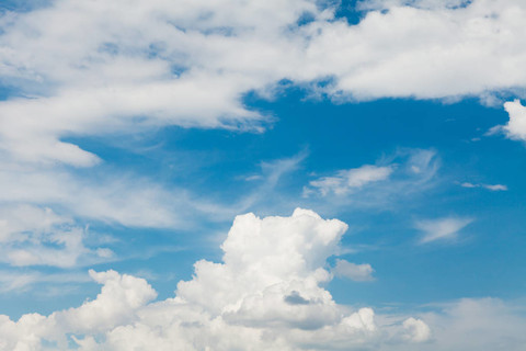 蓬松的白云，蓝天壁纸。大气背景。