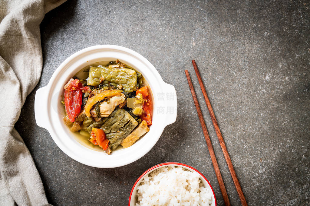 Bitter gourd and preserved mustard green soup with pork