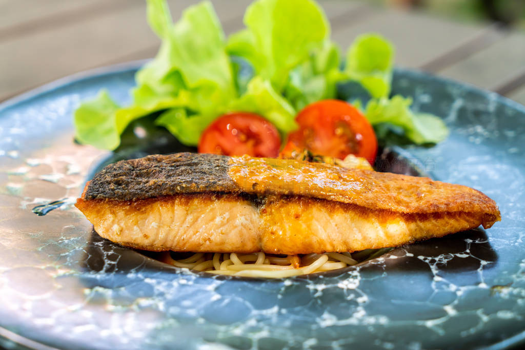 spaghetti with fried salmon