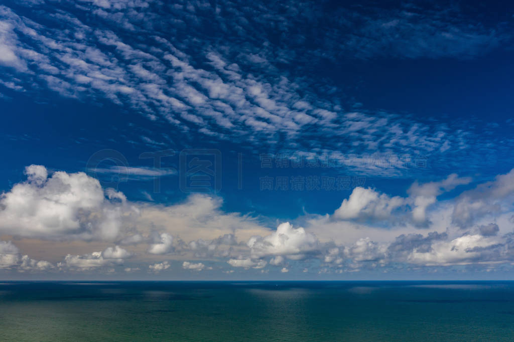 Peaceful sea and cloudy blue sky. Horizon line.