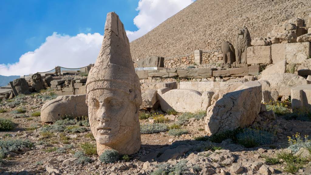 ܶ˹ (ǰϵ Nemrut ɽϵ Adiyaman, 䡣ʯͷ2150׸ߵ Nemrut Ķ