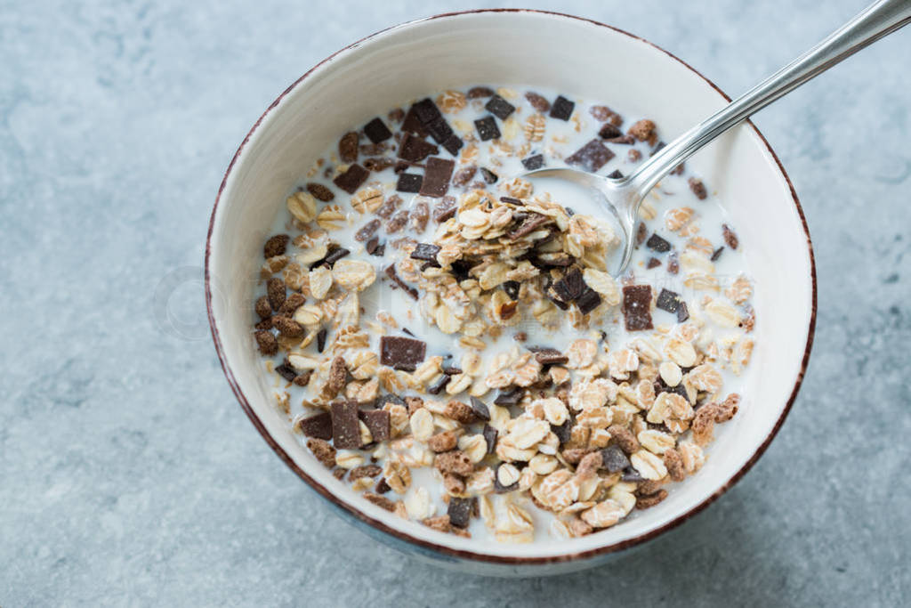 Muesli Granola with Bitter Chocolate Pieces in Milk.