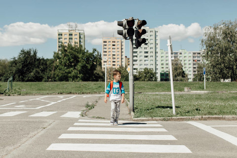 小学生过马路在他早上去学校的路上