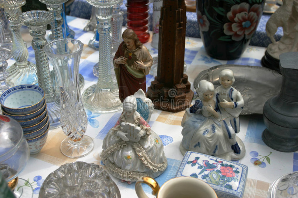 bric-a-brac˾