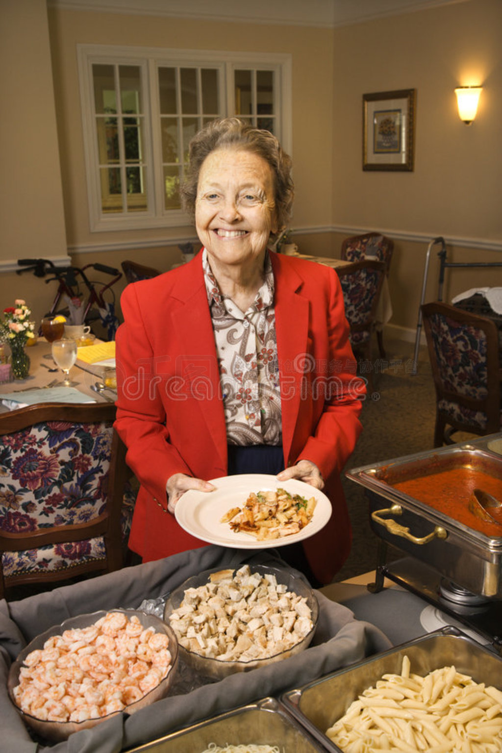 老太太在厨房里准备沙拉高清摄影大图-千库网
