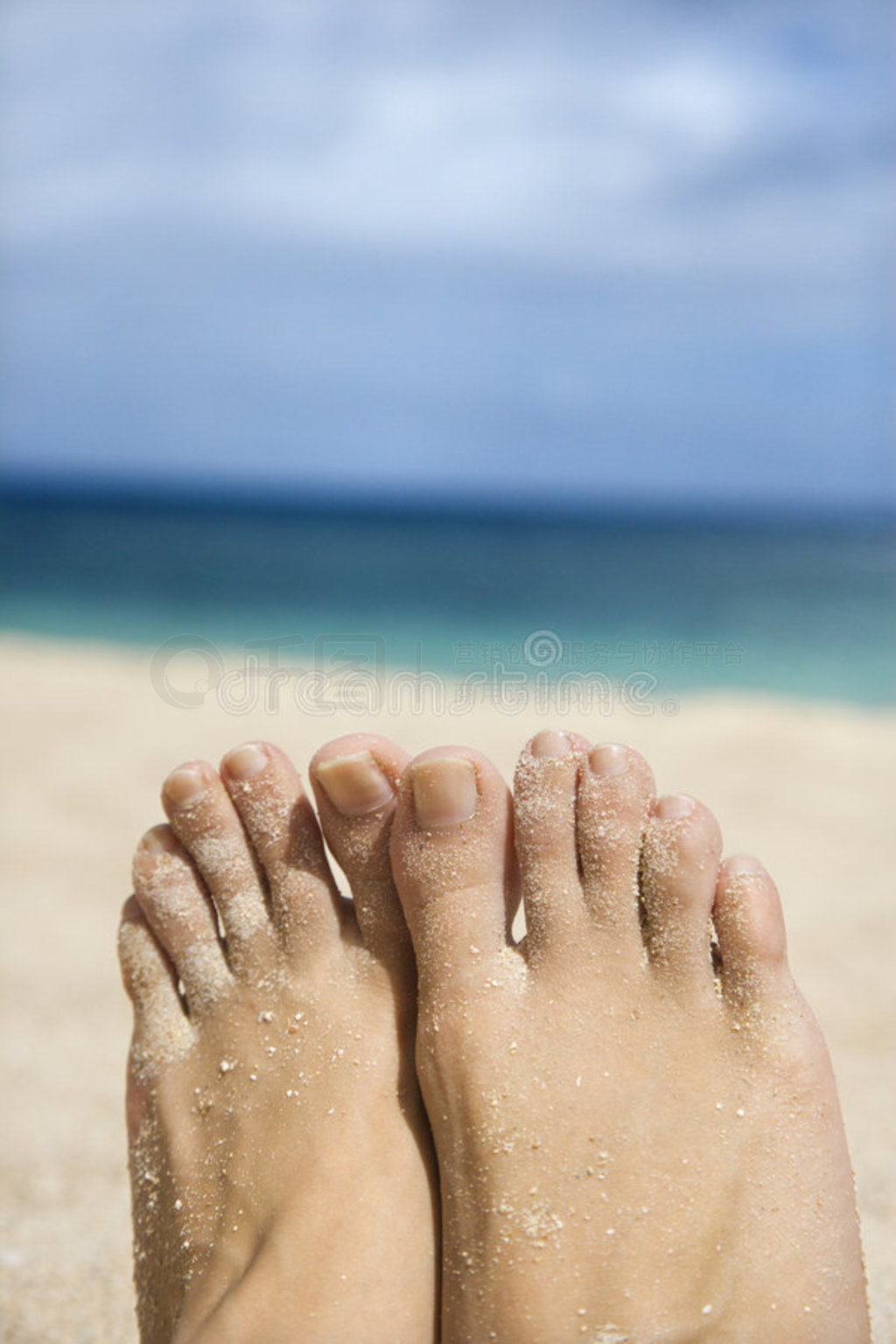 Jada脚踩在海滩上，感受着浪花拍打脚踝的凉爽感，这样惬意的日子让网友们羡慕不已。
