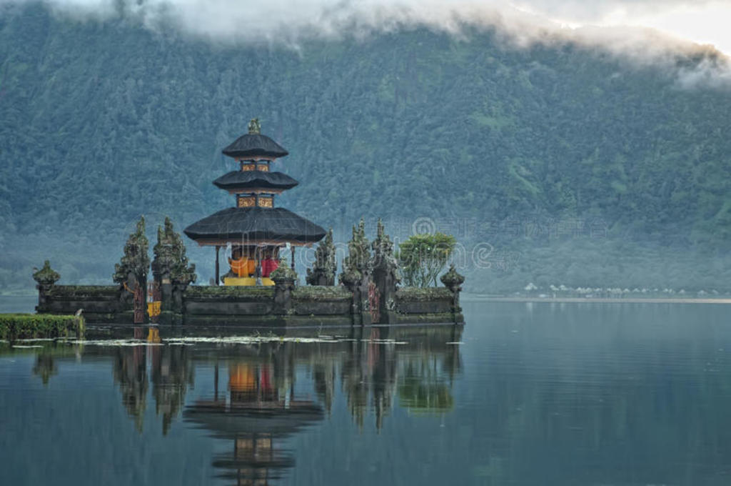 嵺pura ulun danu bratan