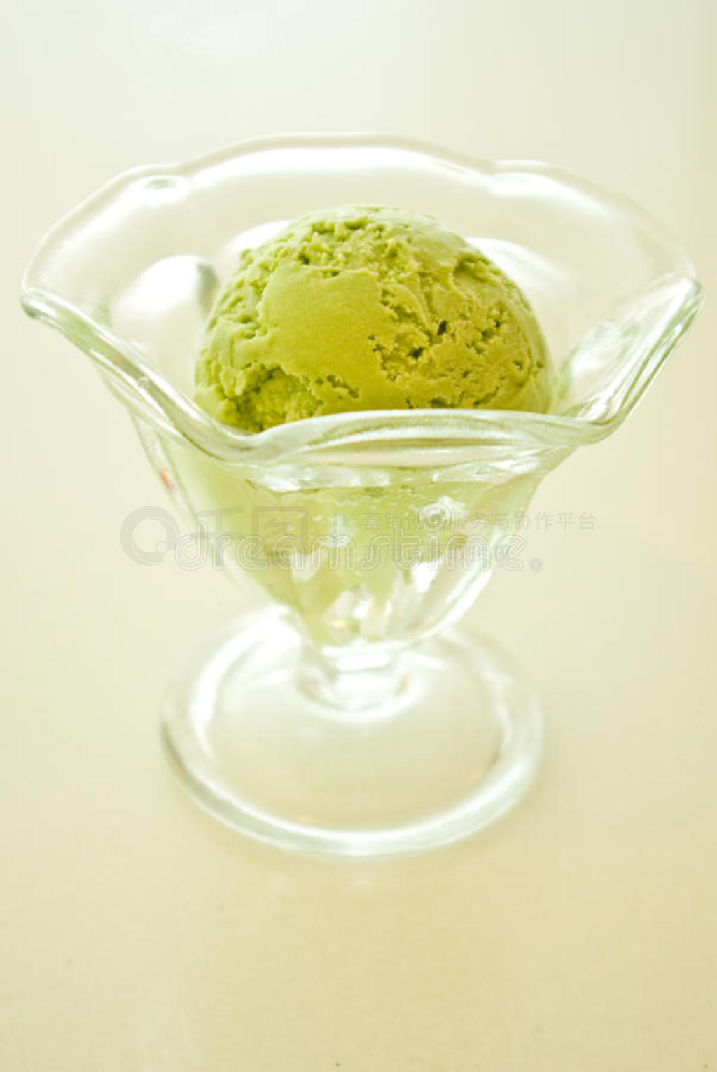 日本绿茶冰淇淋。在日本享用绿茶冰淇淋蛋筒。一个拿着双色冰淇淋蛋筒的女孩。风景名胜免费下载_jpg格式_2592像素_编号42207920-千图网