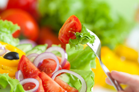 健康食品新鲜蔬菜沙拉和叉子