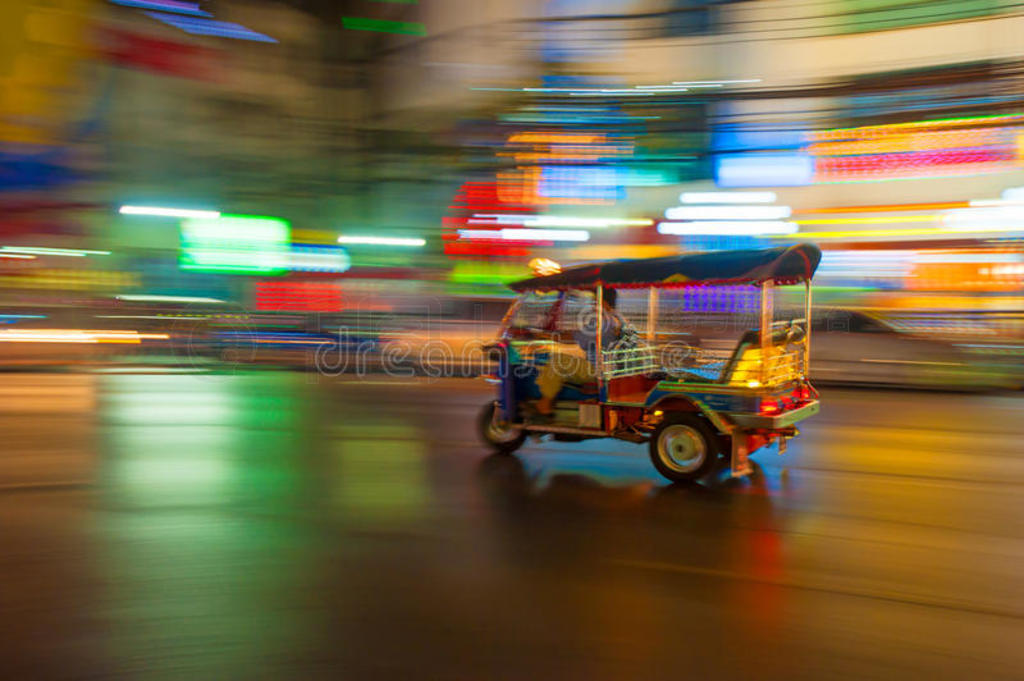 ̩ȣtuk tuk in motion blur