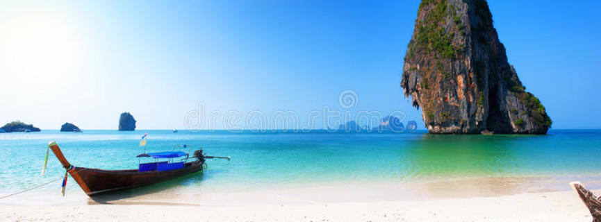 泰国岛海滩上的旅游船。热带海岸景观背景